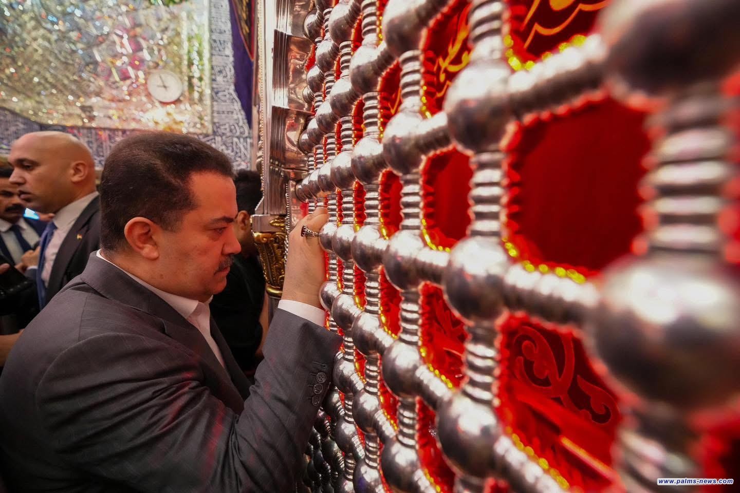 السوداني يؤدي مراسم الزيارة عند مرقد أمير المؤمنين (عليه السلام) في النجف الأشرف.